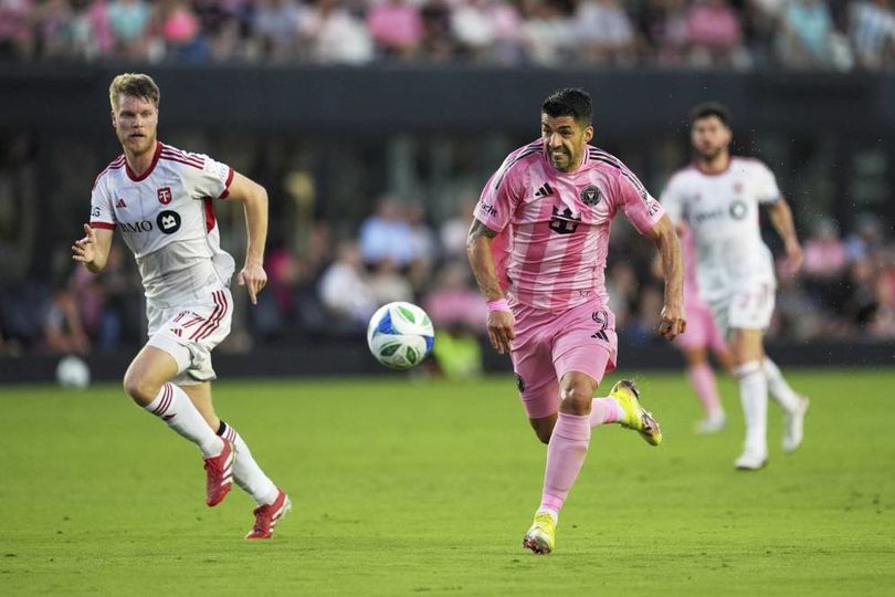 Luis Suarez Menggigit Lagi! Setelah Lebih dari 10 Tahun Usai Insiden Chiellini,